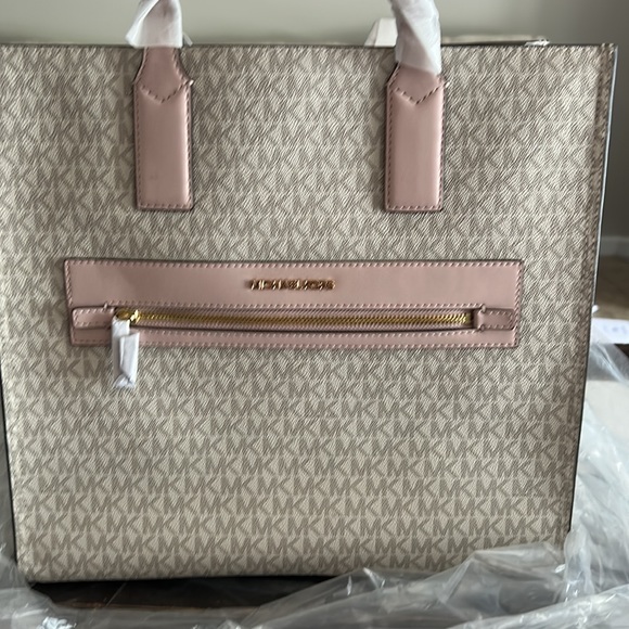 Michael Kors Blush Large Tote - Picture 3 of 4